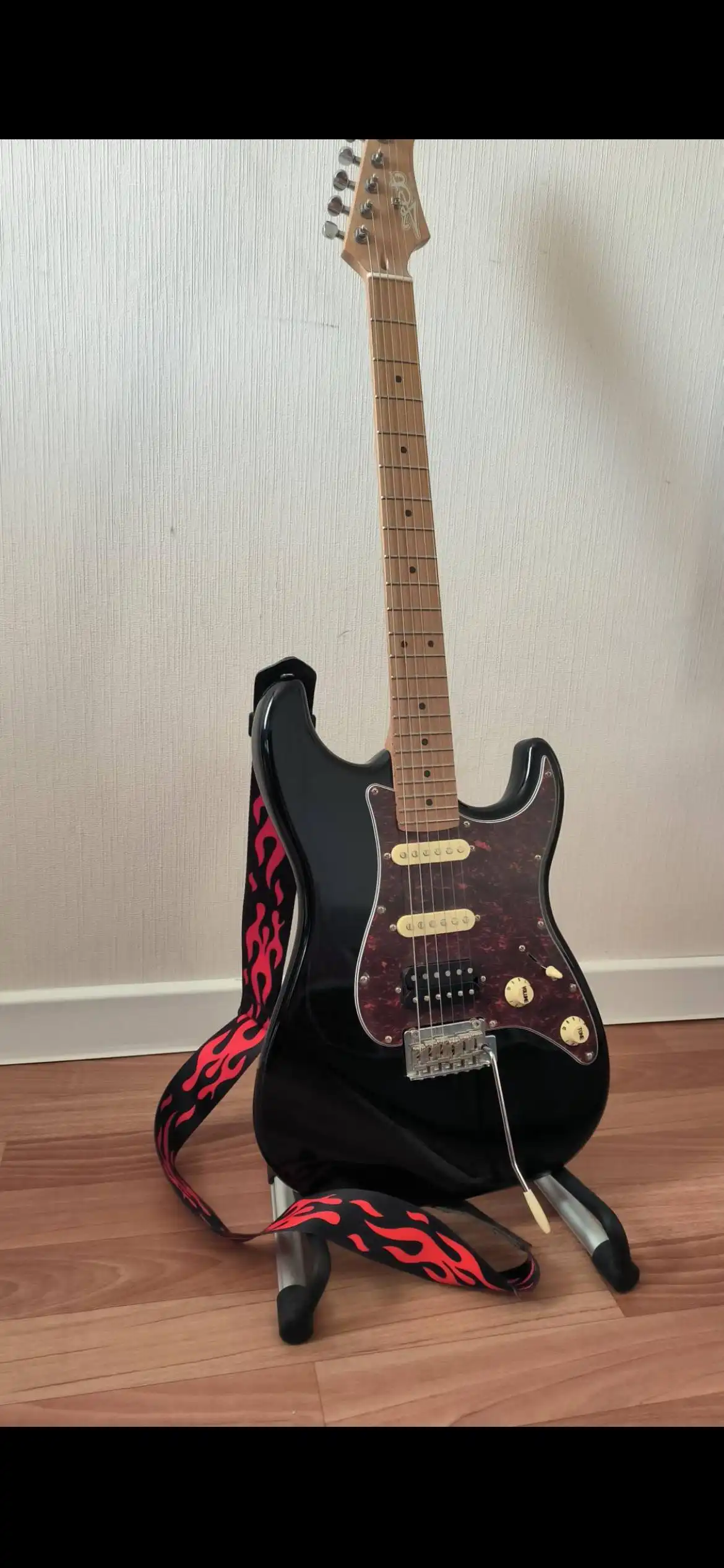 Электрогитара JET JS-400 BK с кофром и аксессуарами - Музыкальные инструменты (Хобби и отдых) в Неизвестно