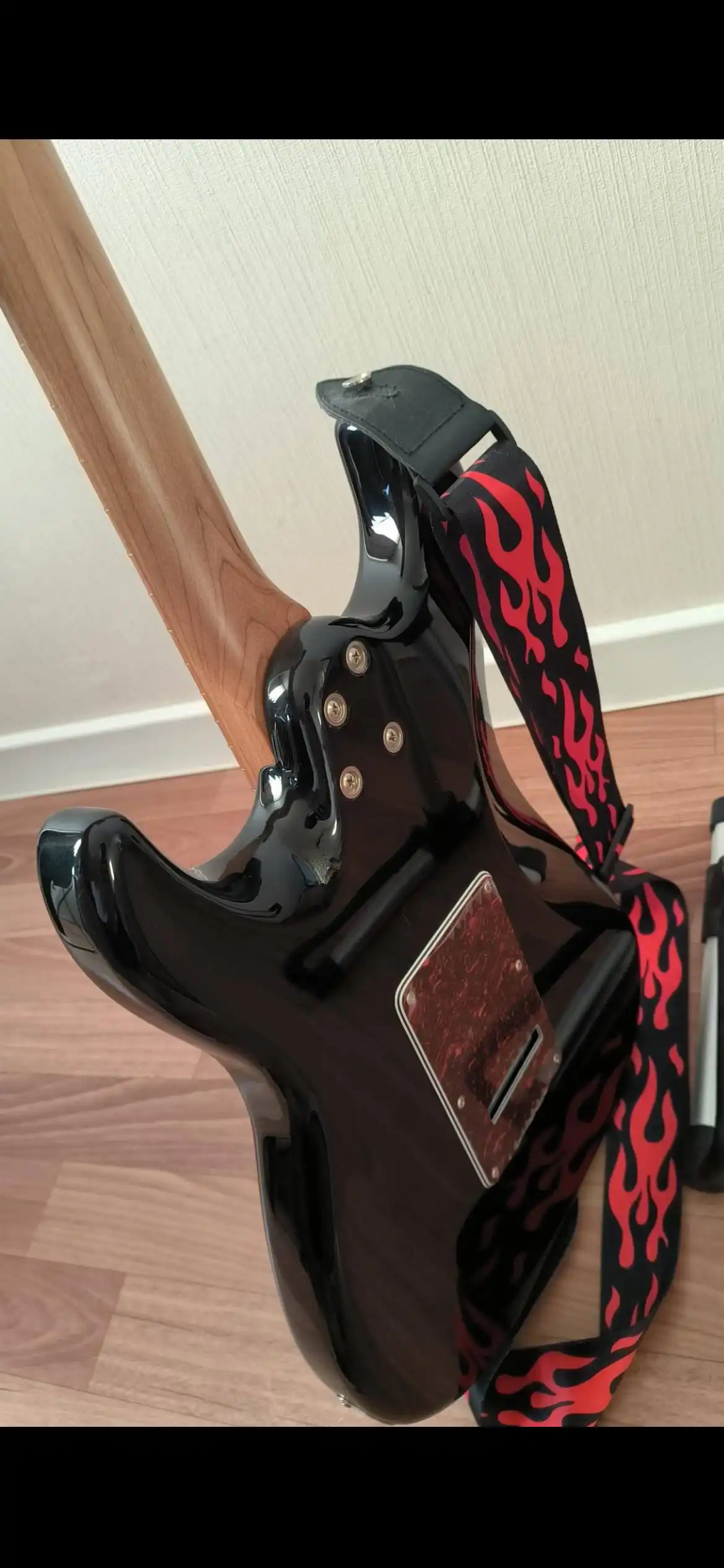 Электрогитара JET JS-400 BK с кофром и аксессуарами - Музыкальные инструменты (Хобби и отдых) в Неизвестно