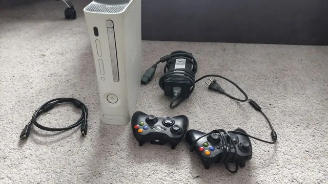 Игровая приставка Xbox 360 с джойстиками - Бытовая техника в Кондратово