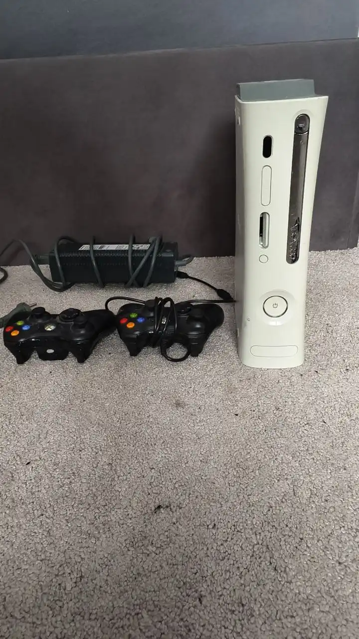 Игровая приставка Xbox 360 с джойстиками - Игровые консоли (Электроника) в Кондратово