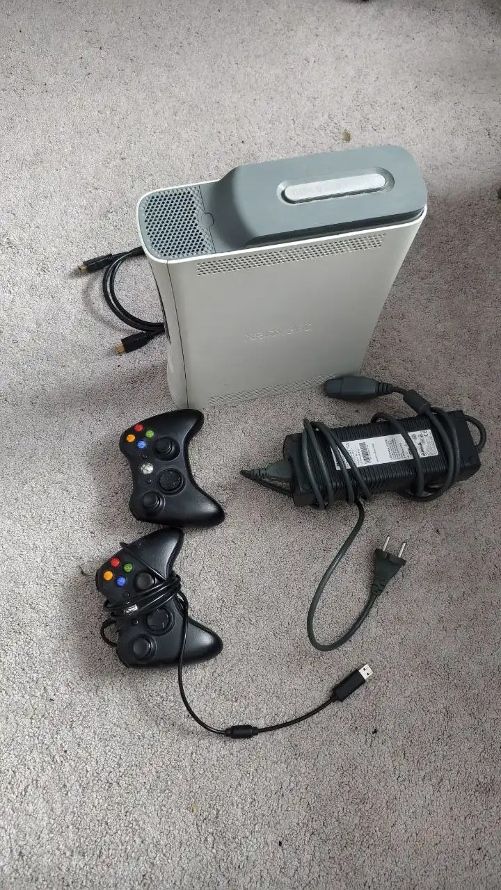 Игровая приставка Xbox 360 с джойстиками - Игровые консоли (Электроника) в Кондратово