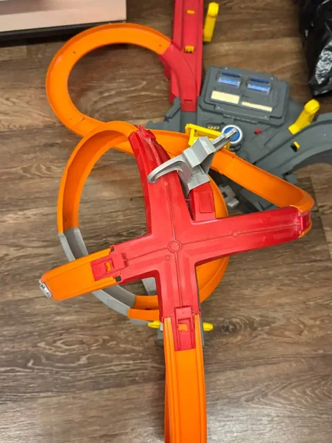 Хот вилс трек детский с аксессуарами и машинками - частное объявление в Кондратово