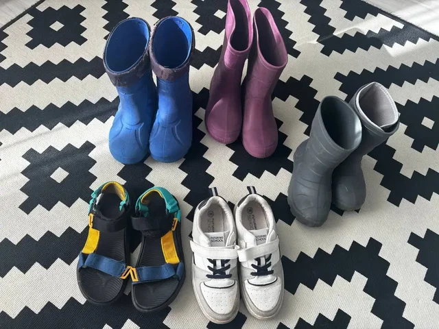 Детская обувь: сапоги, кеды, босоножки - Кроватки и манежи в Кондратово