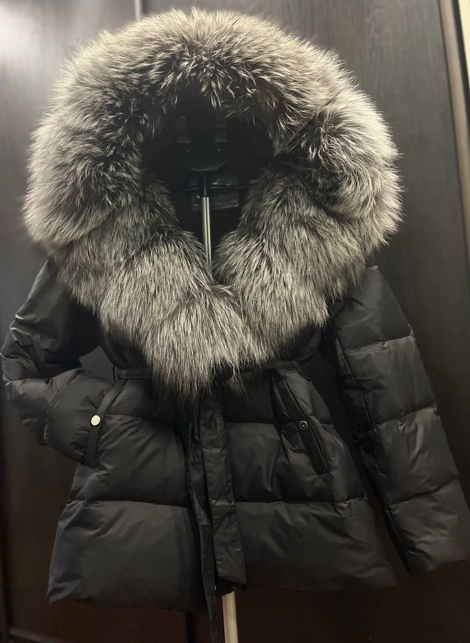 Шикарная модель пуховик с мехом песца