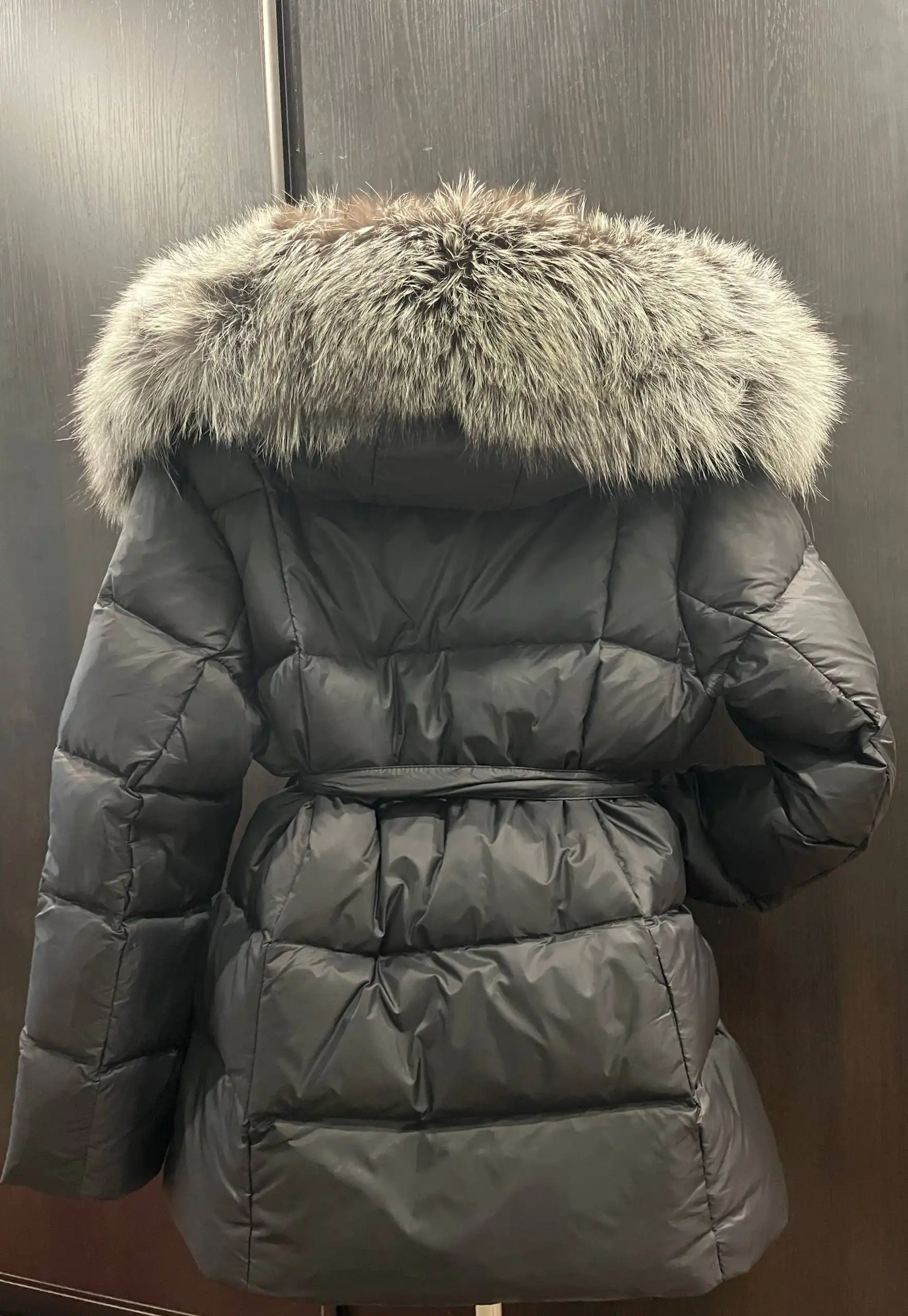 Шикарная модель пуховик с мехом песца