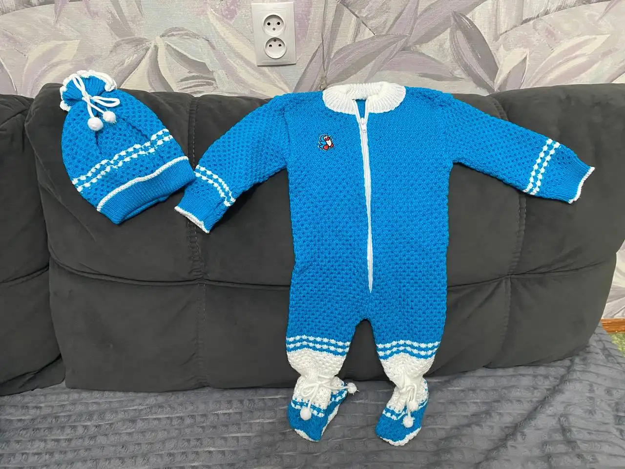 Вязаный комбинезон для младенца с шапкой - Одежда для детей (Товары для детей) в Энгельс