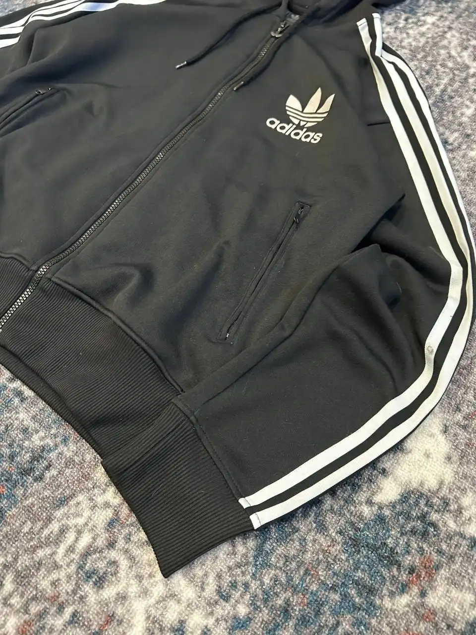 Аукцион на зип-худи Adidas размера M-L