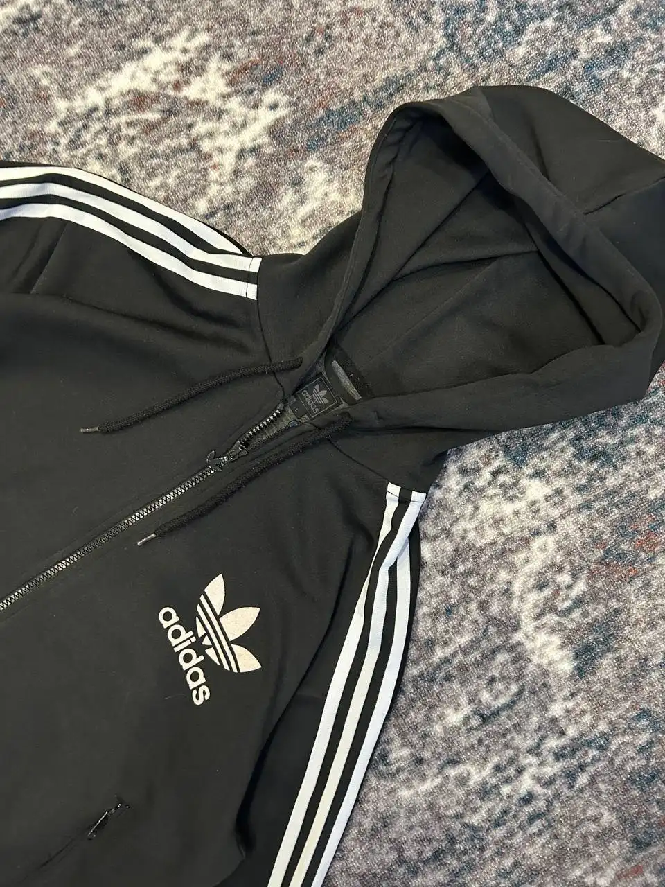 Аукцион на зип-худи Adidas размера M-L