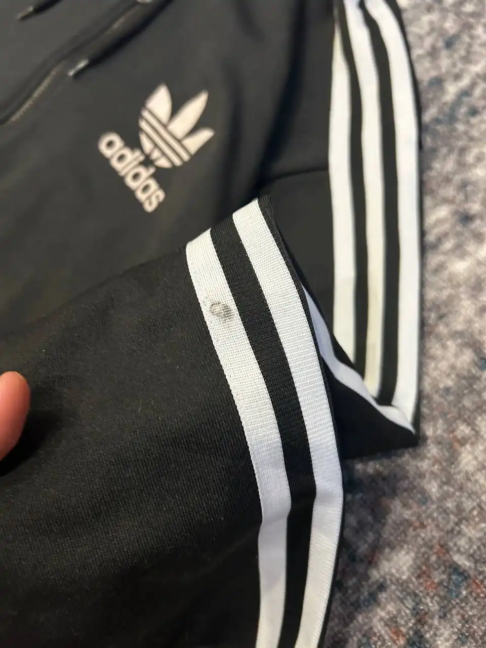 Аукцион на зип-худи Adidas размера M-L