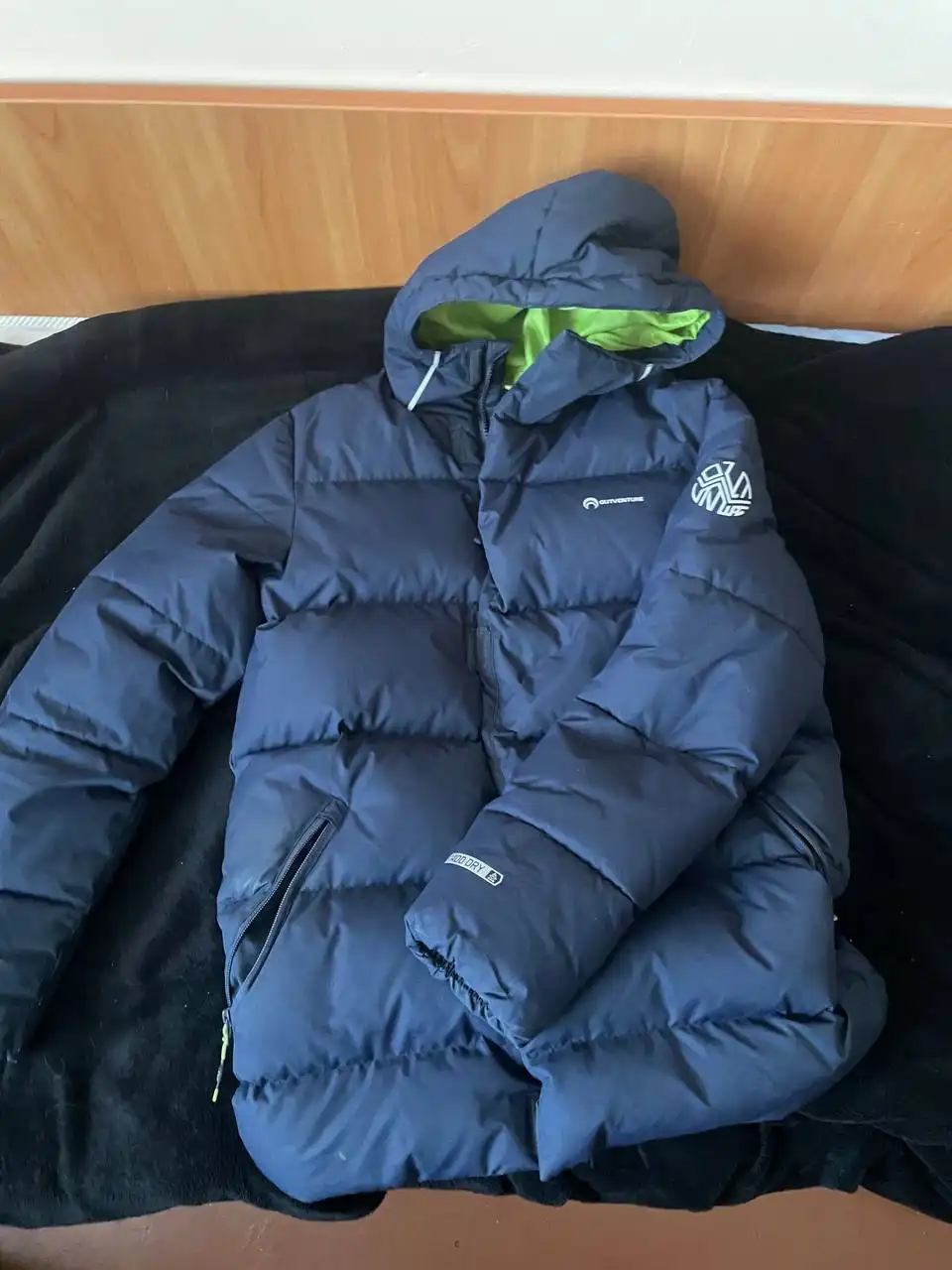 Продажа б/у одежды: Nike Air Force 1, пуховик Outventure, джинсы Burberry - Повседневная одежда (Одежда) в Астрахань