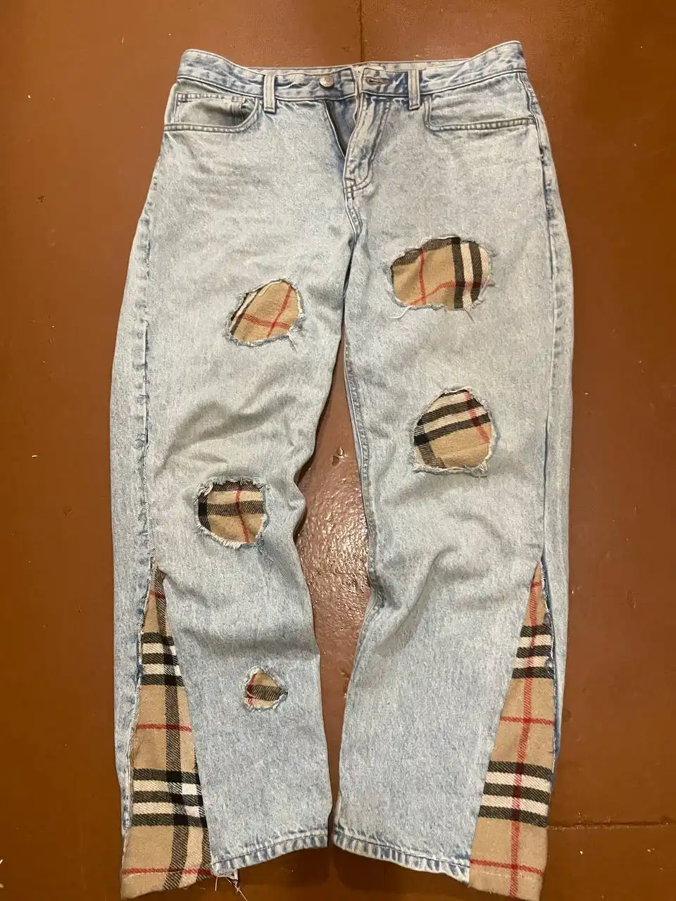 Продажа б/у одежды: Nike Air Force 1, пуховик Outventure, джинсы Burberry - Повседневная одежда (Одежда) в Астрахань