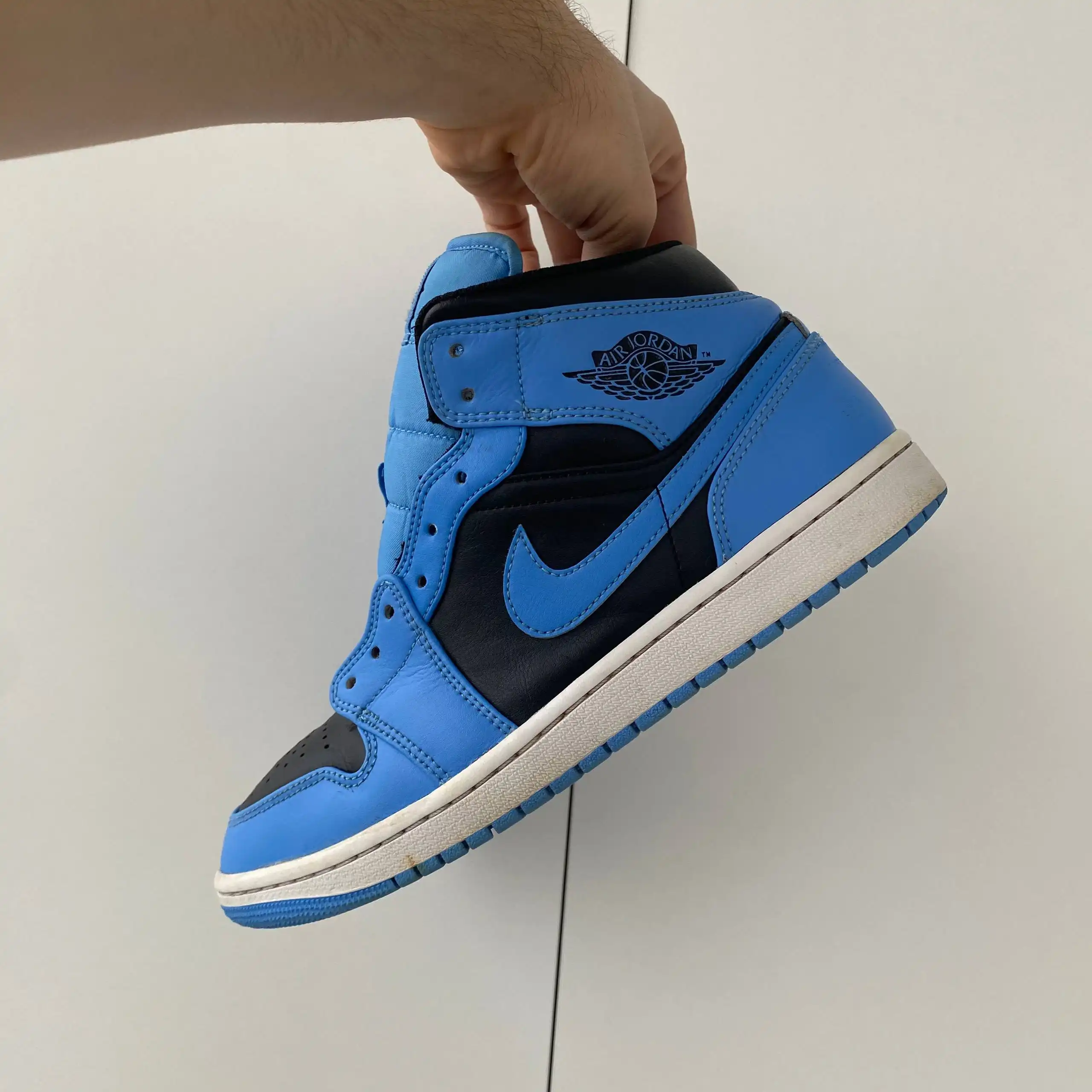 Кроссовки Air Jordan 1 Mid University Blue Black размер 8 US - Кроссовки (Одежда) в Уфа