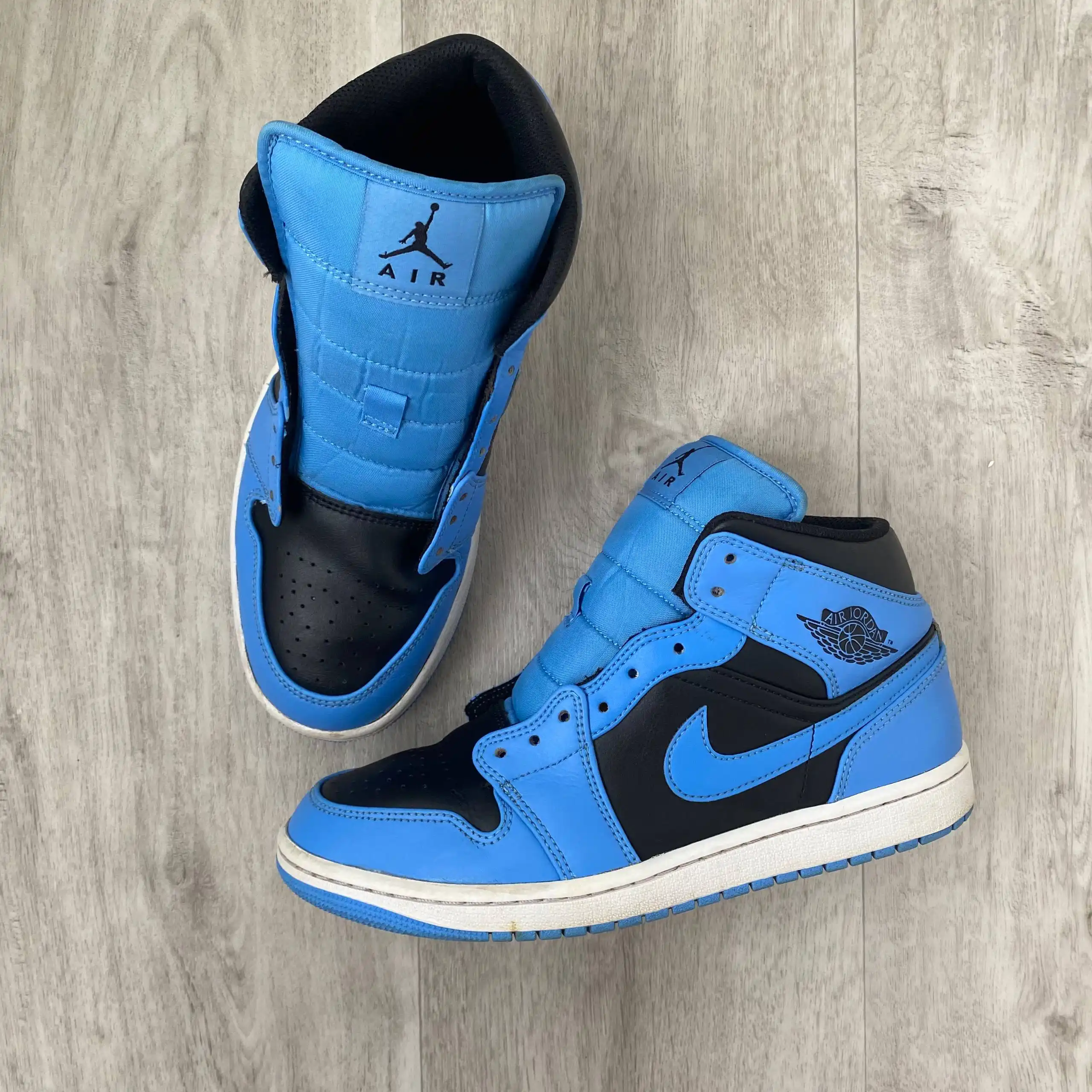 Кроссовки Air Jordan 1 Mid University Blue Black размер 8 US - Кроссовки (Одежда) в Уфа