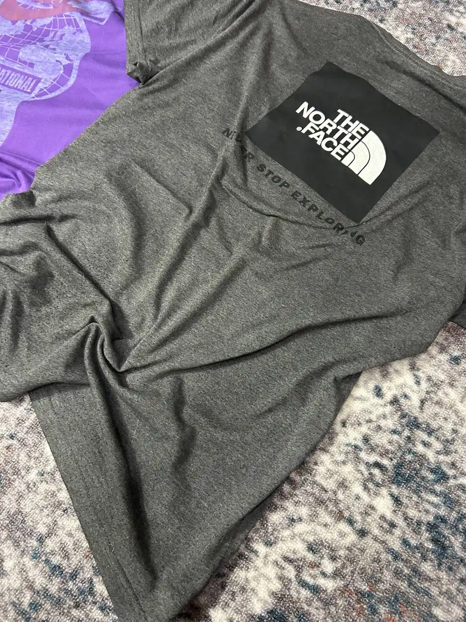 Аукцион на 2 футболки Nike и The North Face - Футболки (Одежда) в Астрахань