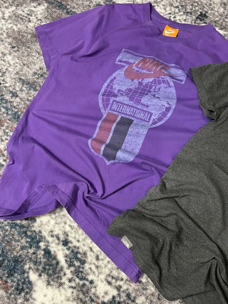 Аукцион на 2 футболки Nike и The North Face - Футболки (Одежда) в Астрахань