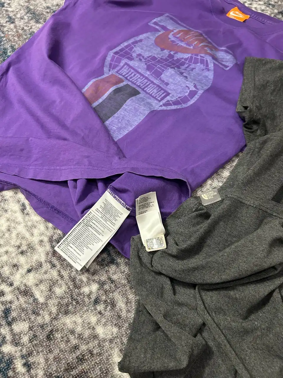 Аукцион на 2 футболки Nike и The North Face - Футболки (Одежда) в Астрахань