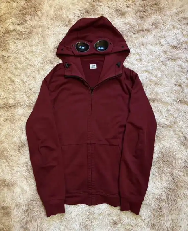 Продажа брендовой одежды и аксессуаров - Верхняя одежда (Одежда) в Астрахань