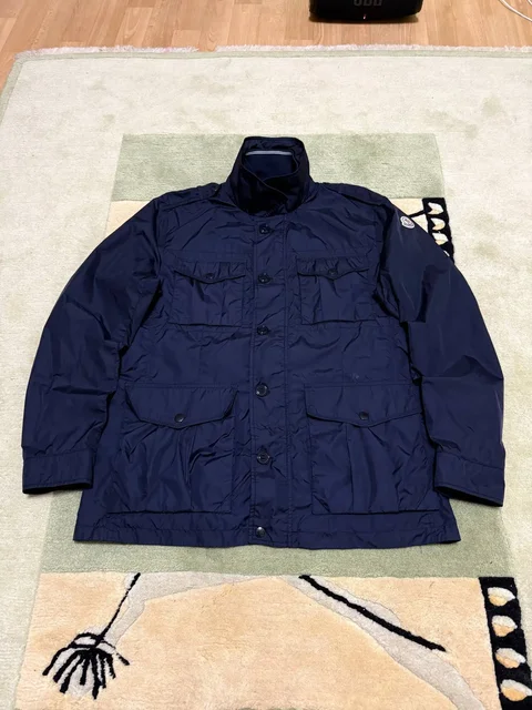 Куртка Moncler размер L - Свитер в Астрахань