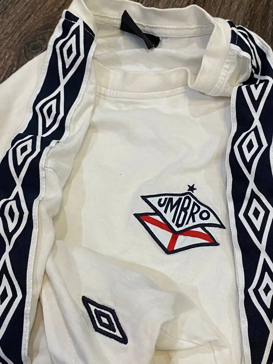 Футболка Umbro размер L - Футболки (Одежда) в Астрахань