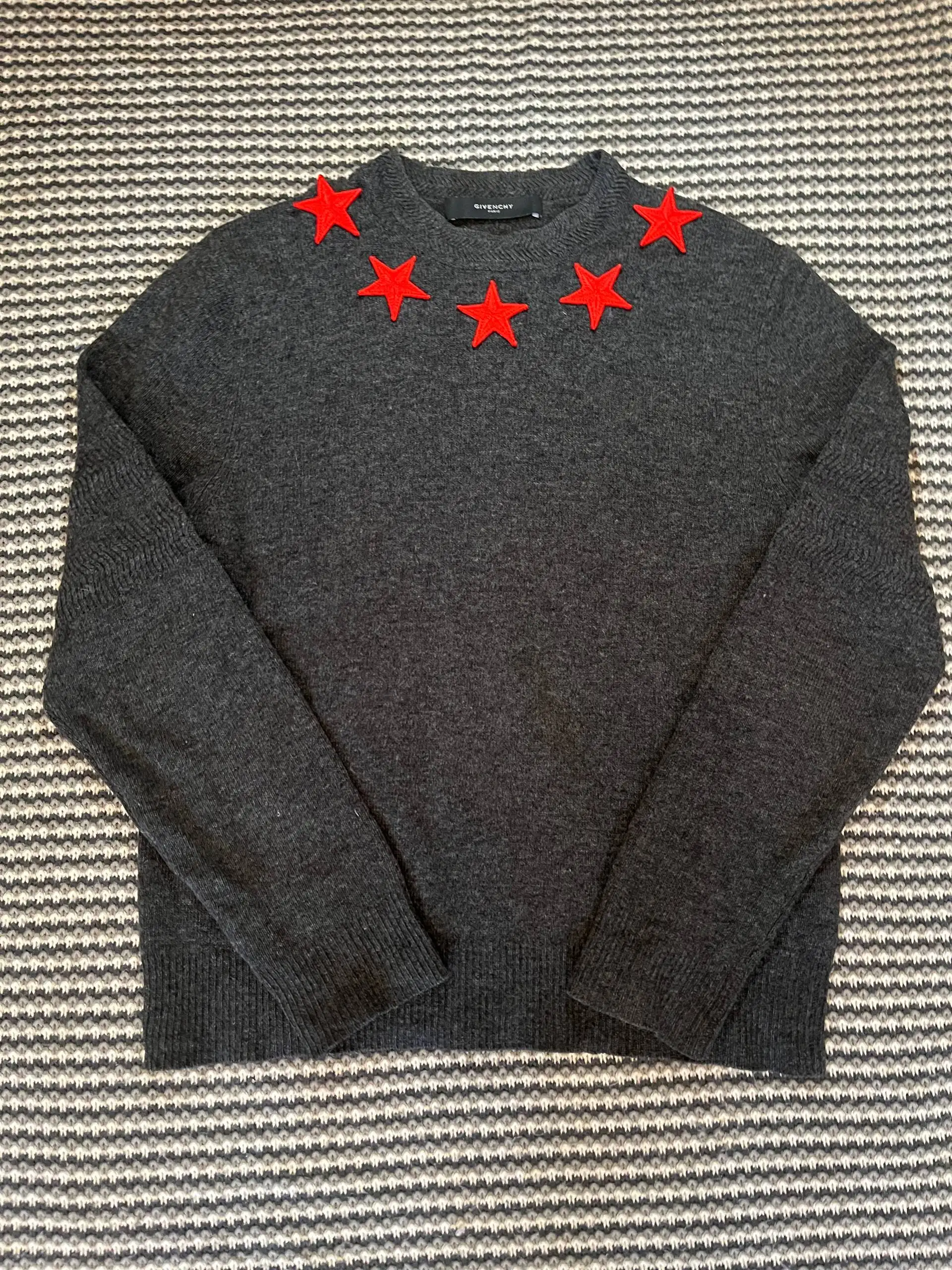 Свитер Givenchy б/у - Верхняя одежда (Одежда) в Астрахань