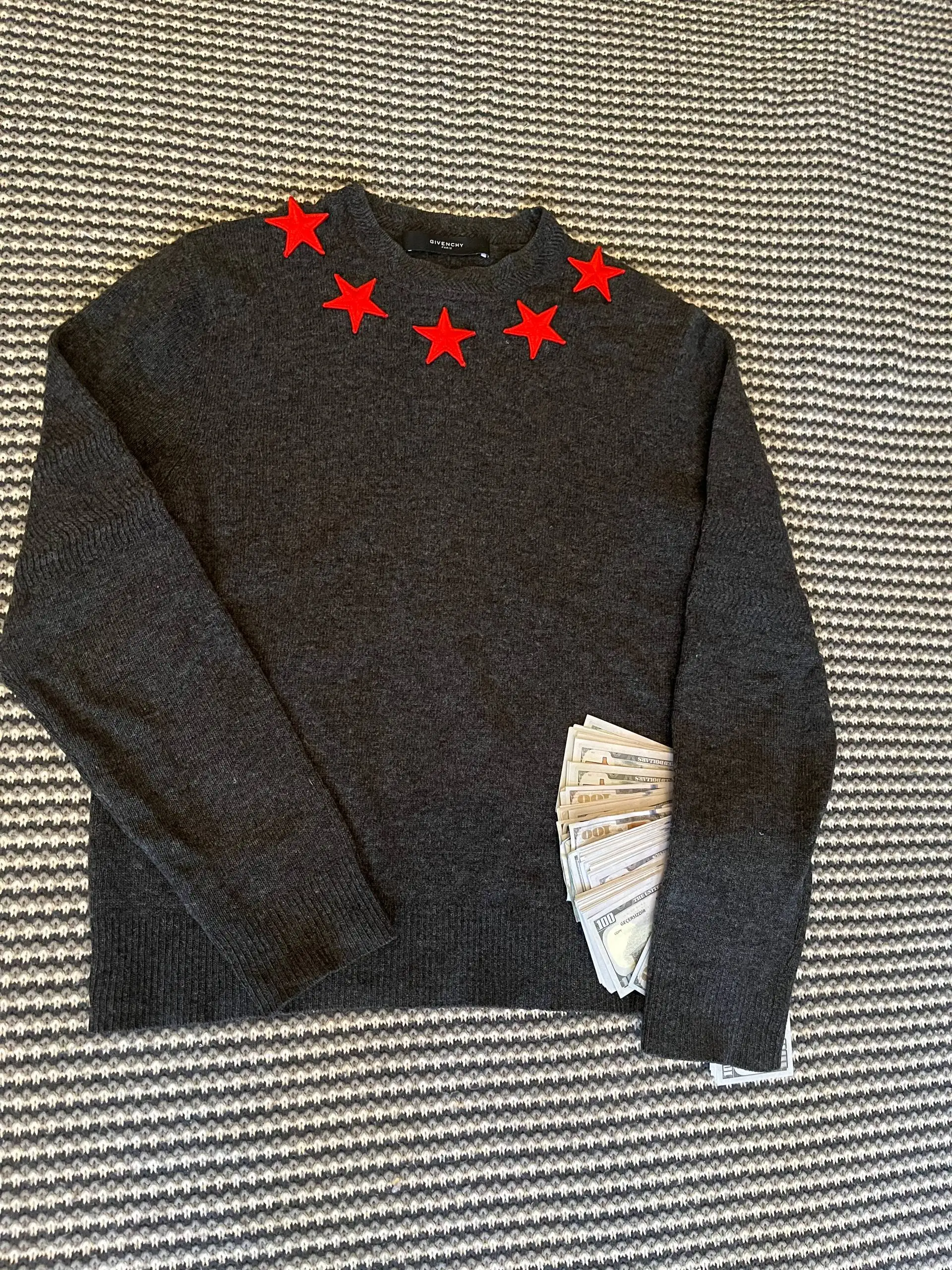 Свитер Givenchy б/у - Верхняя одежда (Одежда) в Астрахань