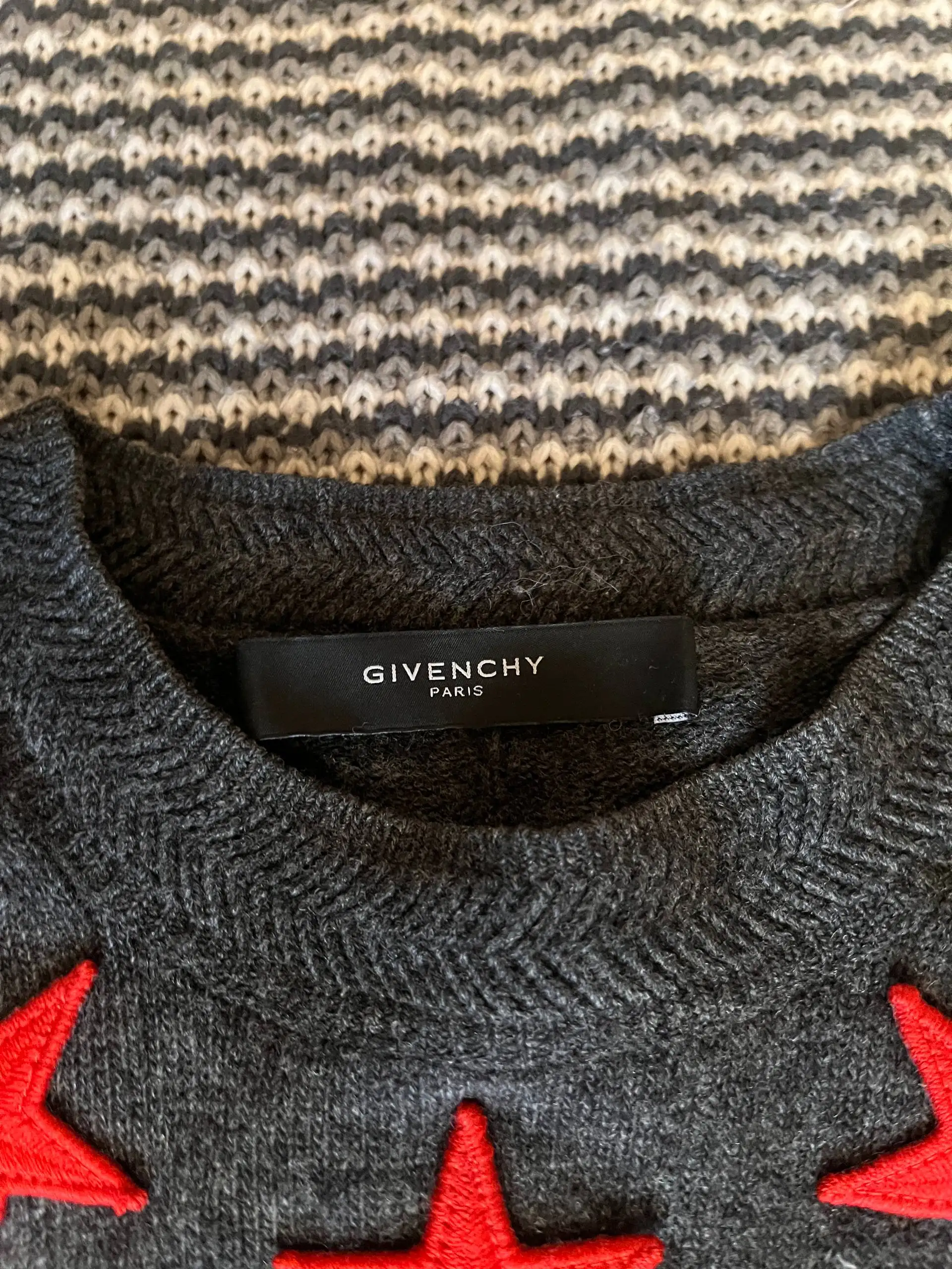 Свитер Givenchy б/у - Верхняя одежда (Одежда) в Астрахань