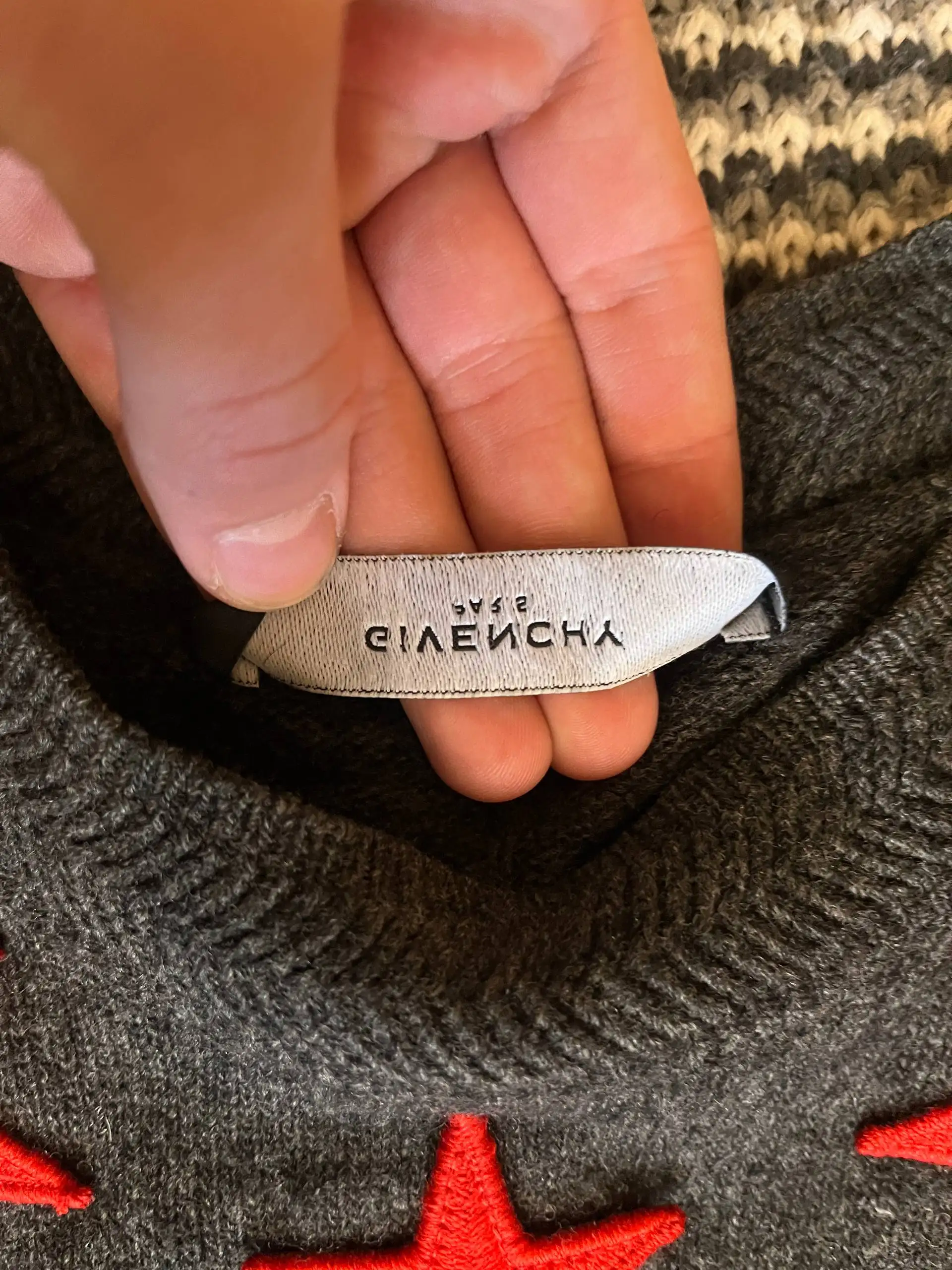 Свитер Givenchy б/у - Верхняя одежда (Одежда) в Астрахань