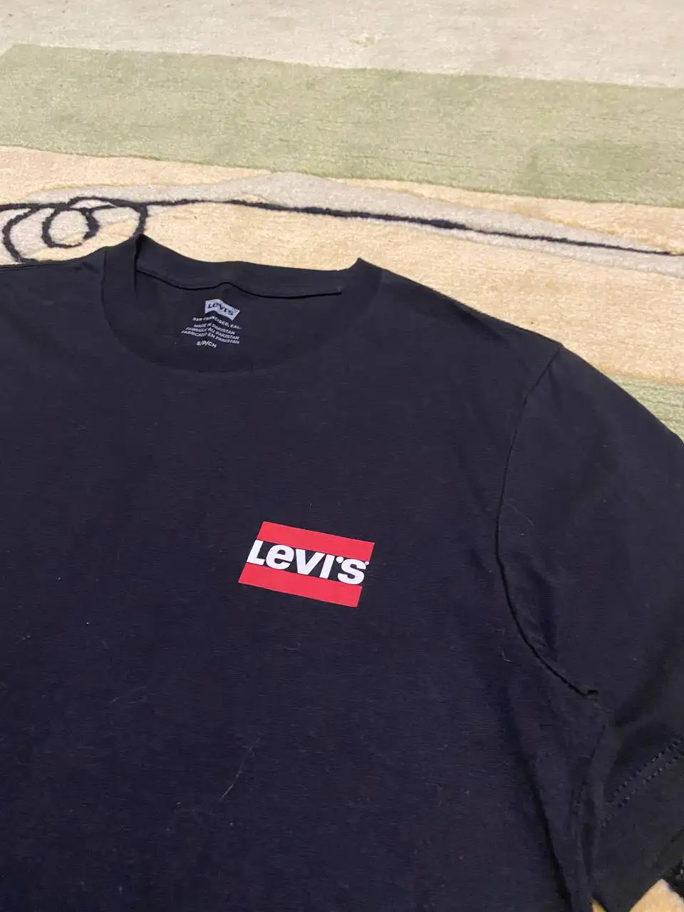 Футболка Levis размер S - Футболки (Одежда) в Астрахань