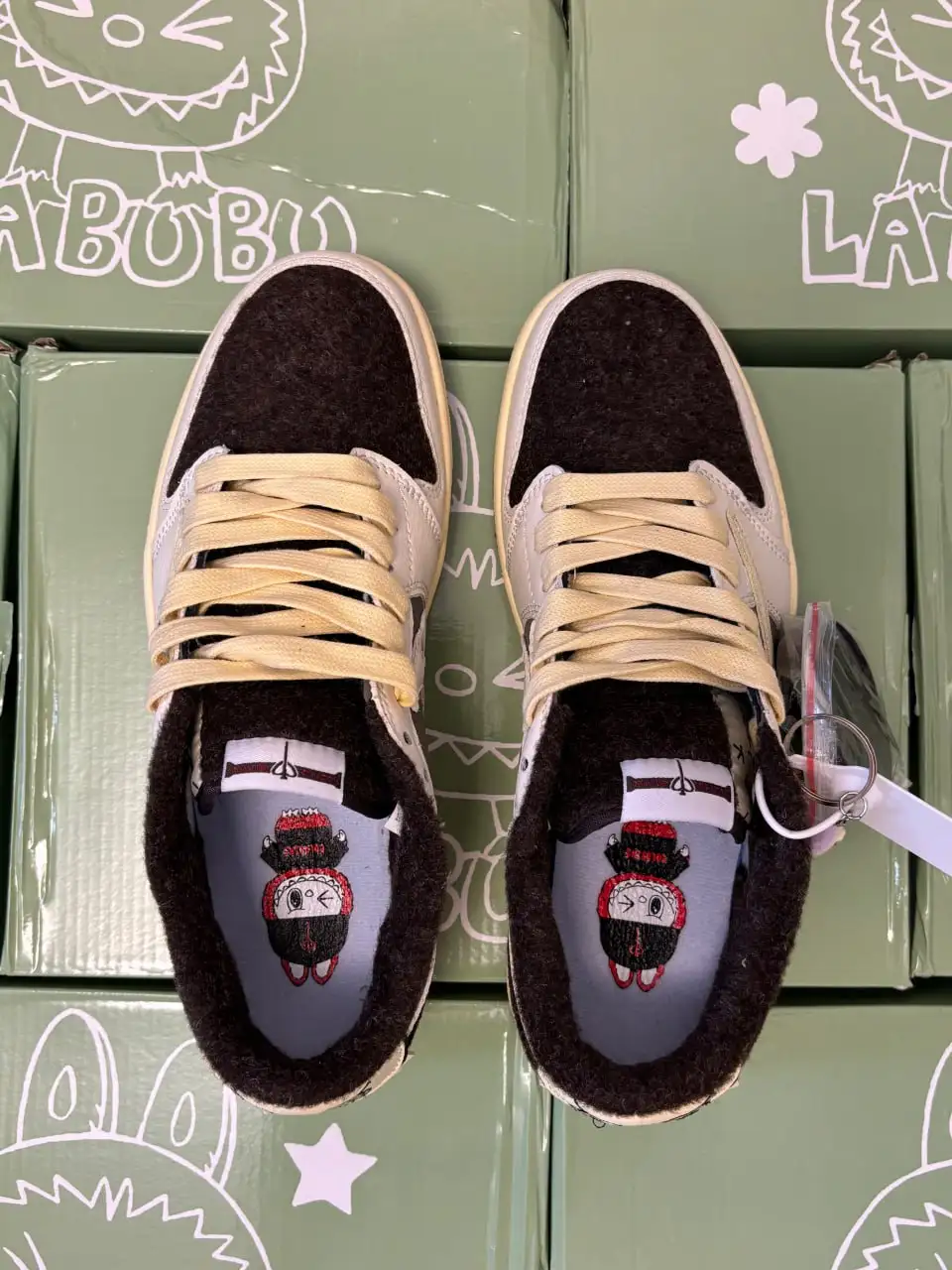 Продажа кроссовок Jordan 1 Low x Labubu, Wales Bonner x adidas Samba OG, Adidas Gazelle Indoor - Обувь (Одежда) в Астрахань