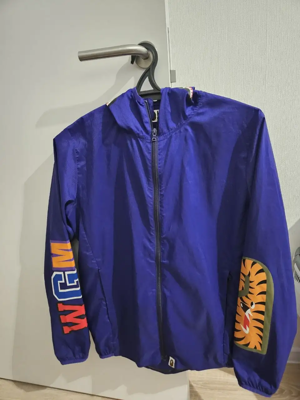 Ветровка бейп сайз м новая с дефектами - Верхняя одежда (Одежда) в Астрахань