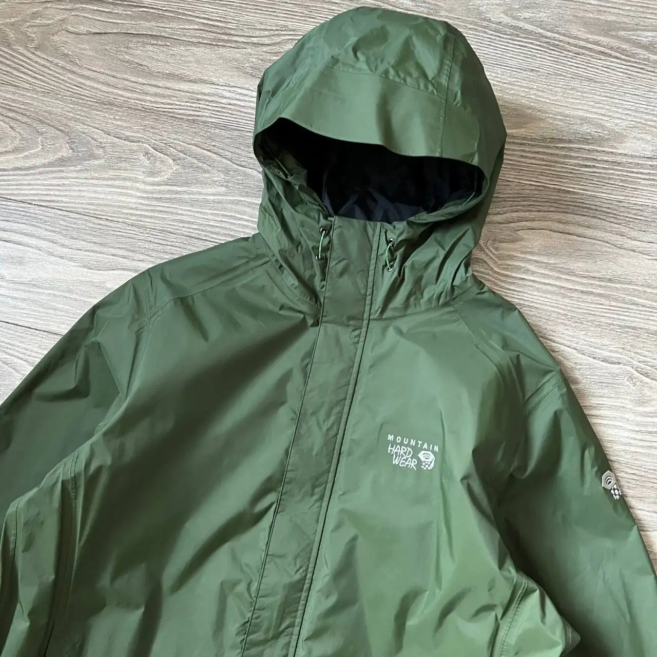 Ветровка Mountain Hardwear размер L - Верхняя одежда (Одежда) в Астрахань