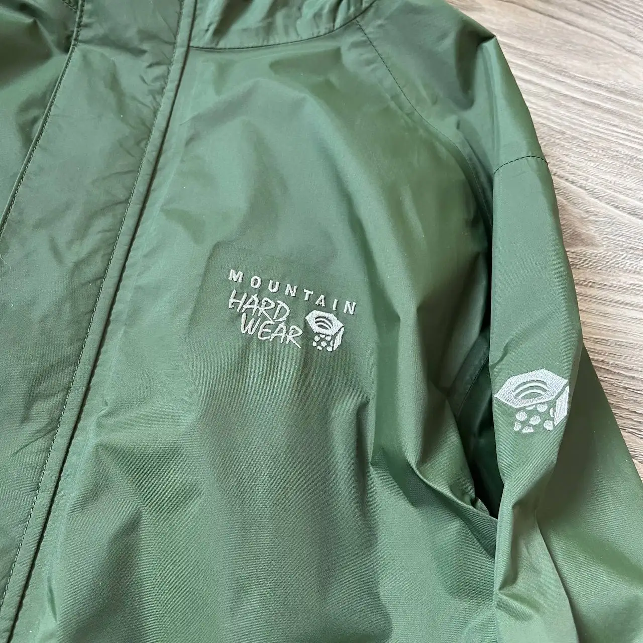 Ветровка Mountain Hardwear размер L - Верхняя одежда (Одежда) в Астрахань