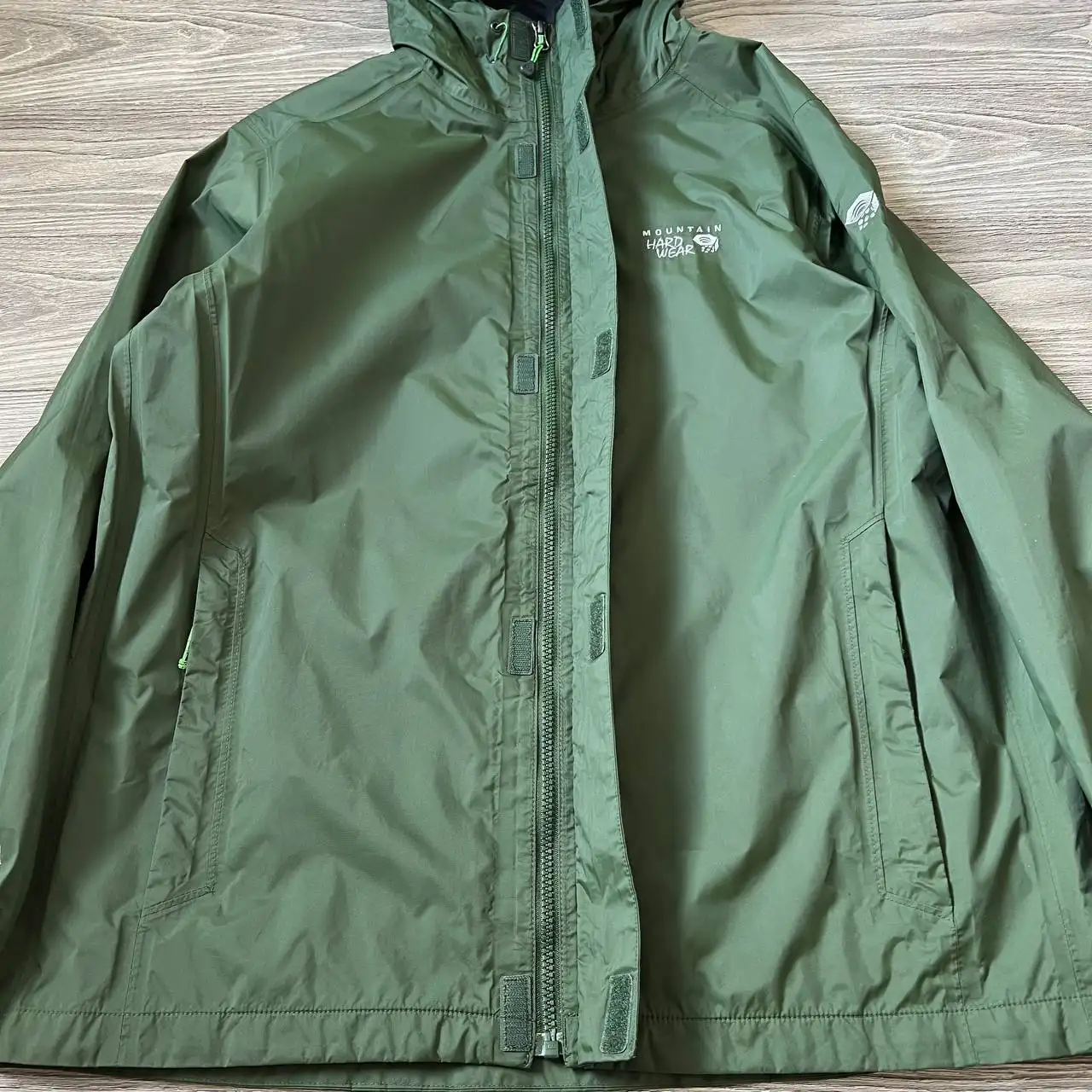 Ветровка Mountain Hardwear размер L - Верхняя одежда (Одежда) в Астрахань