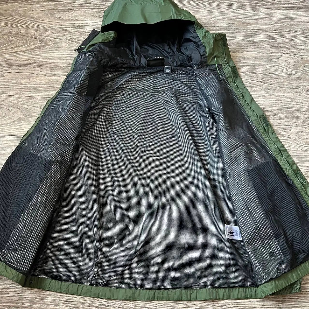 Ветровка Mountain Hardwear размер L - Верхняя одежда (Одежда) в Астрахань