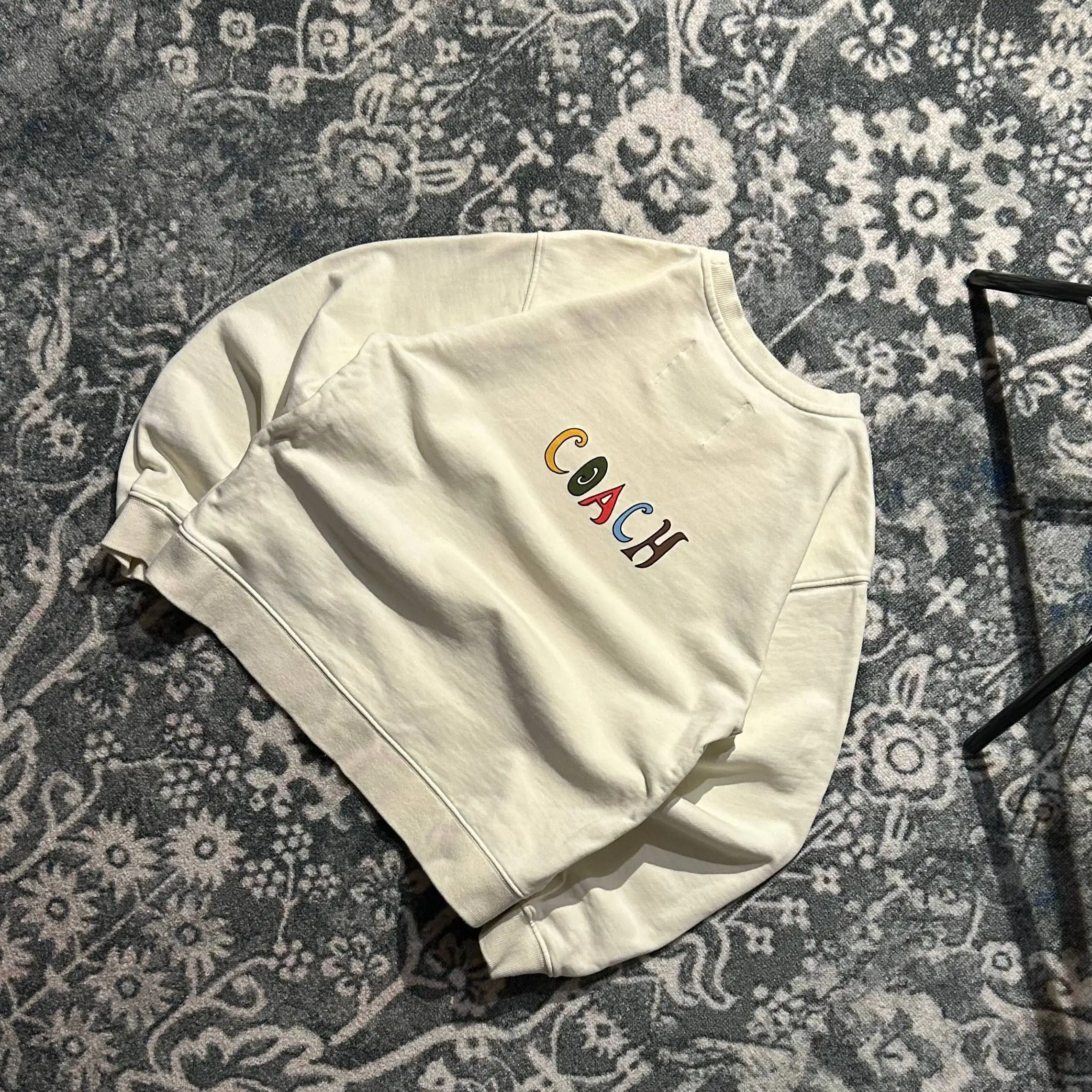 Свитшот Coach молочного цвета с редким дизайном - Свитшоты (Одежда) в Астрахань