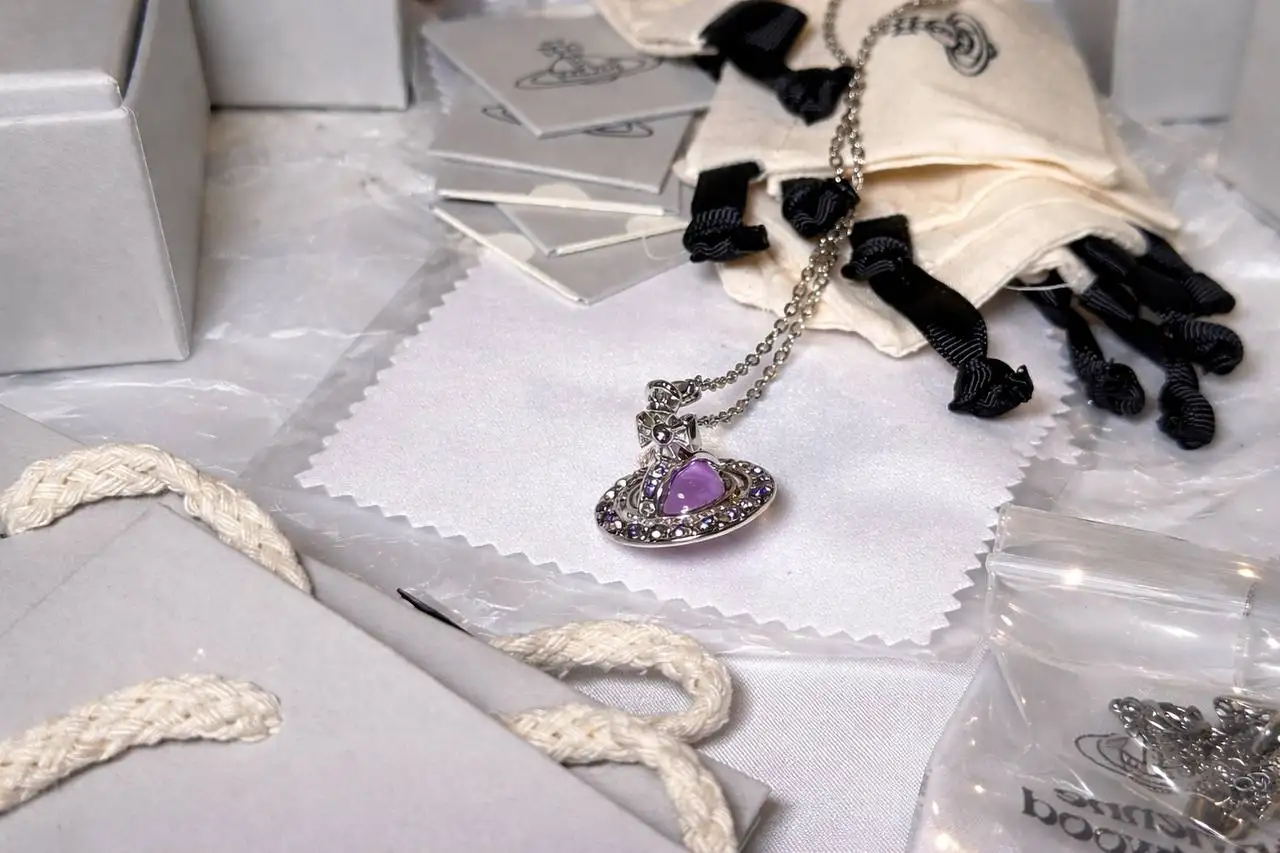 Кулоны Vivienne Westwood в подарочной упаковке - Бижутерия (Одежда) в Астрахань