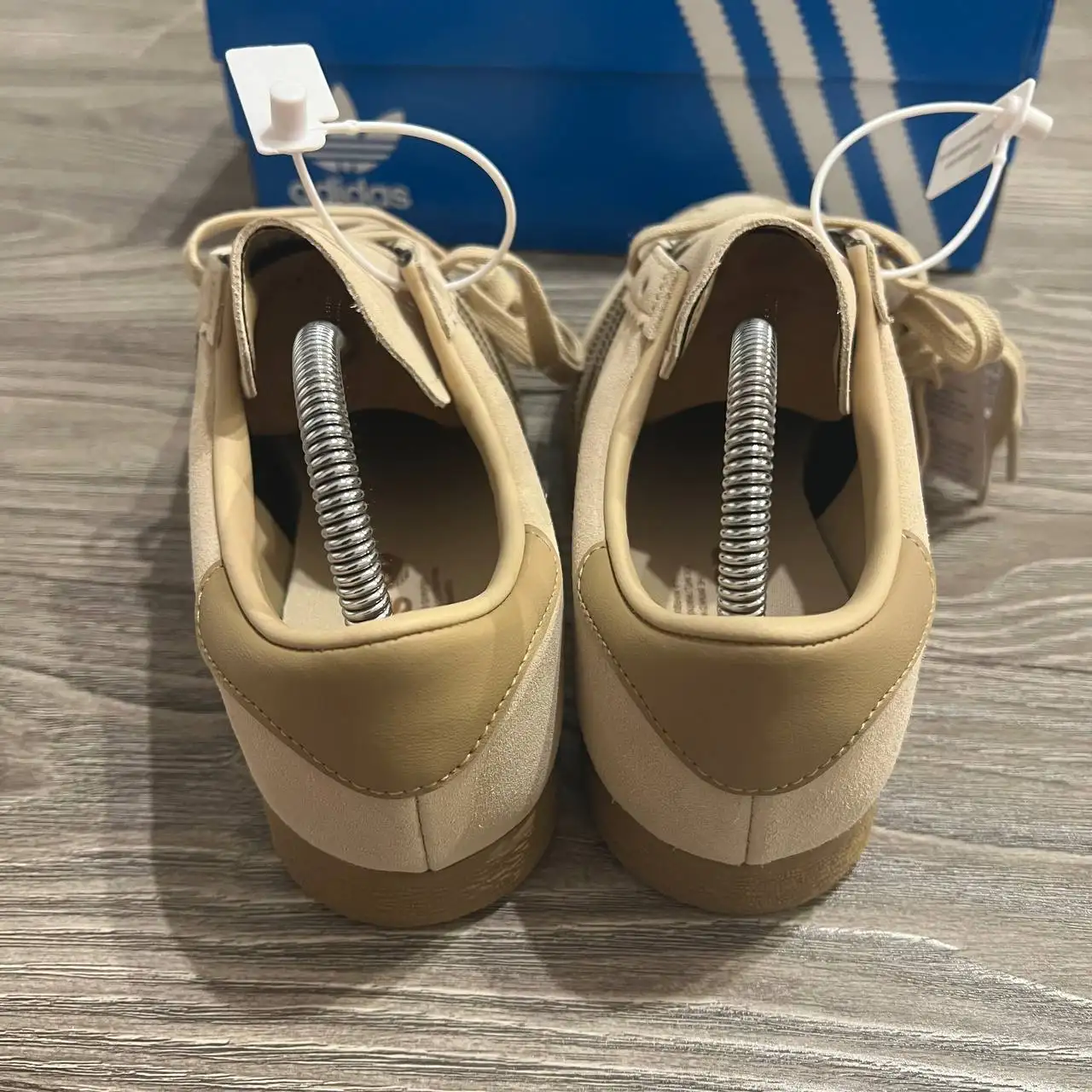 Новые кроссовки Adidas Stadt - Обувь (Одежда) в Астрахань