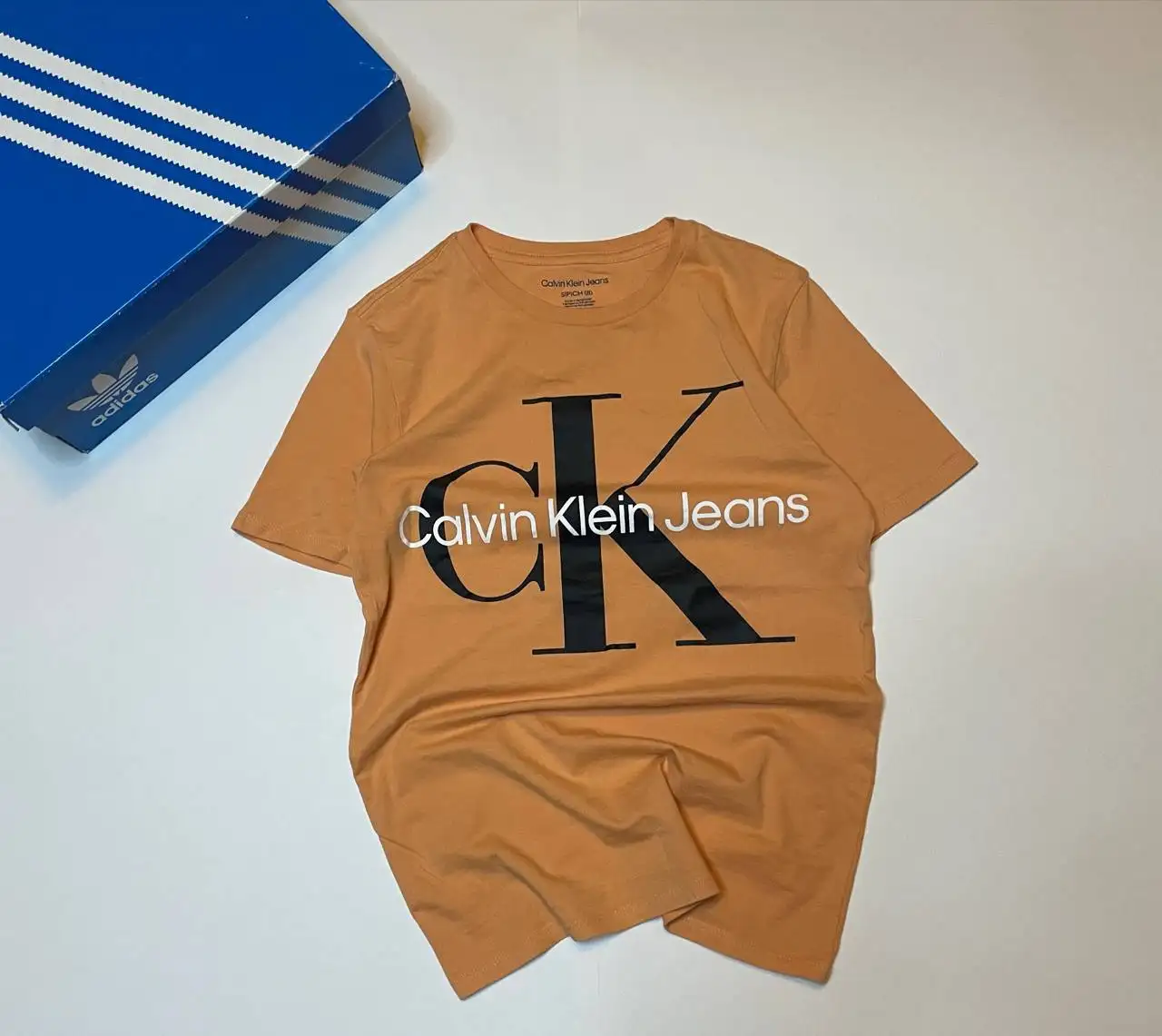 Футболка Calvin Klein оригинал размер 44(XS) - аукцион - Хобби и отдых в Астрахань