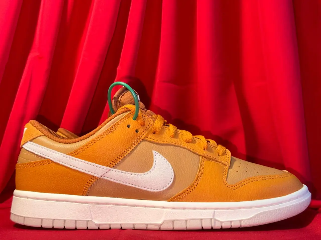 Кроссовки Nike Dunk Low Retro Se Monarch - Обувь (Одежда) в Астрахань