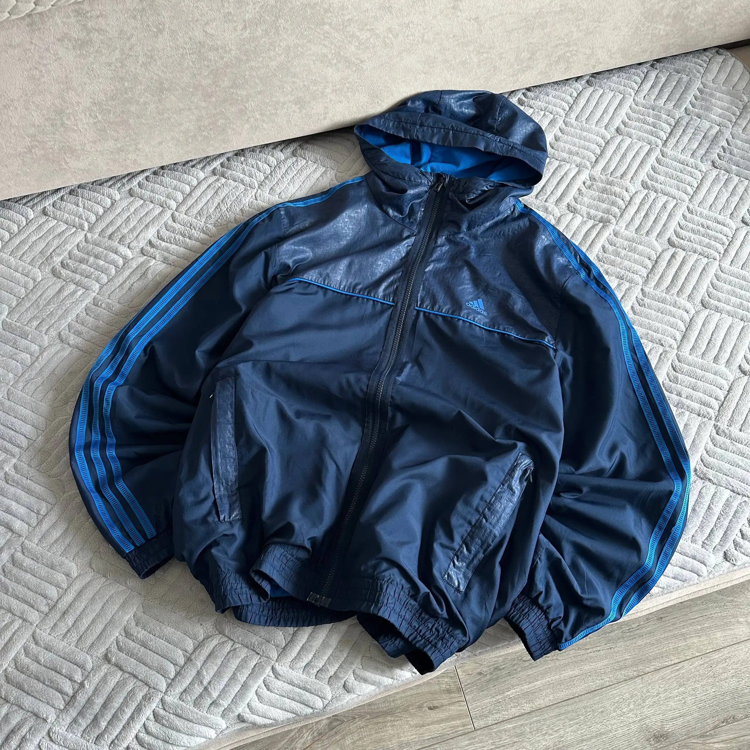 Ветровка Adidas 3-Stripes, размер L - Верхняя одежда (Одежда) в Астрахань