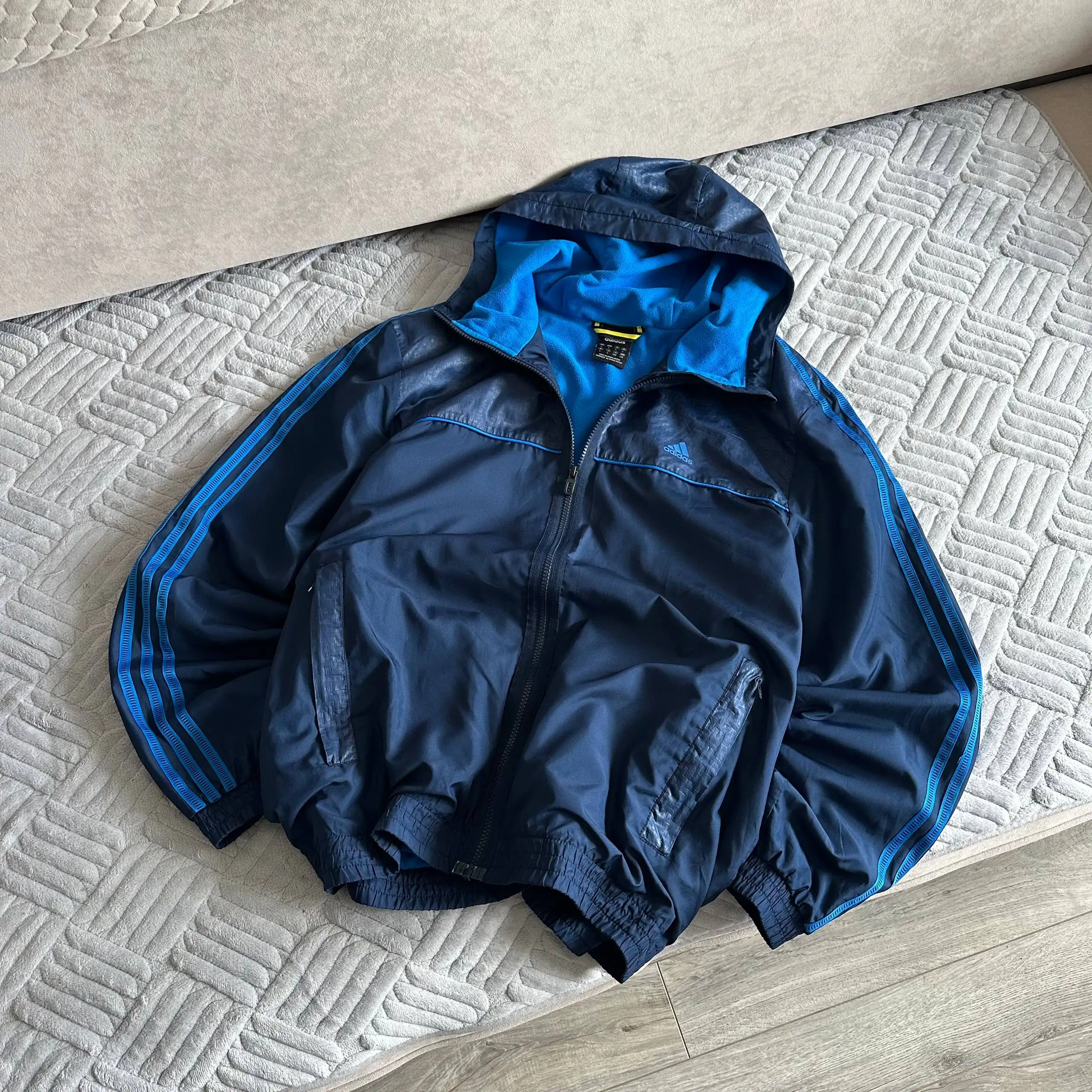 Ветровка Adidas 3-Stripes, размер L - Верхняя одежда (Одежда) в Астрахань