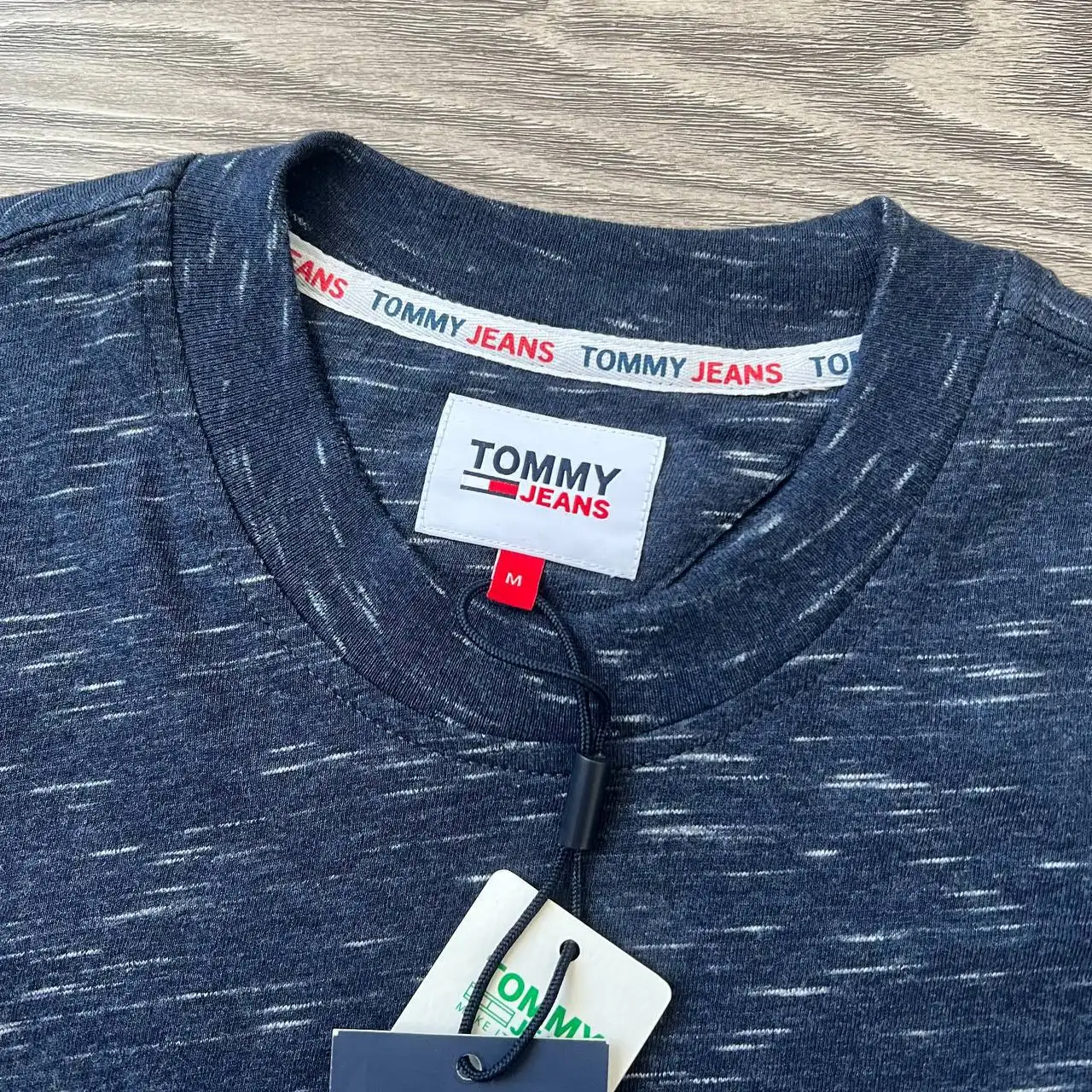 Новая футболка Tommy Jeans размер М - Футболки (Одежда) в Астрахань