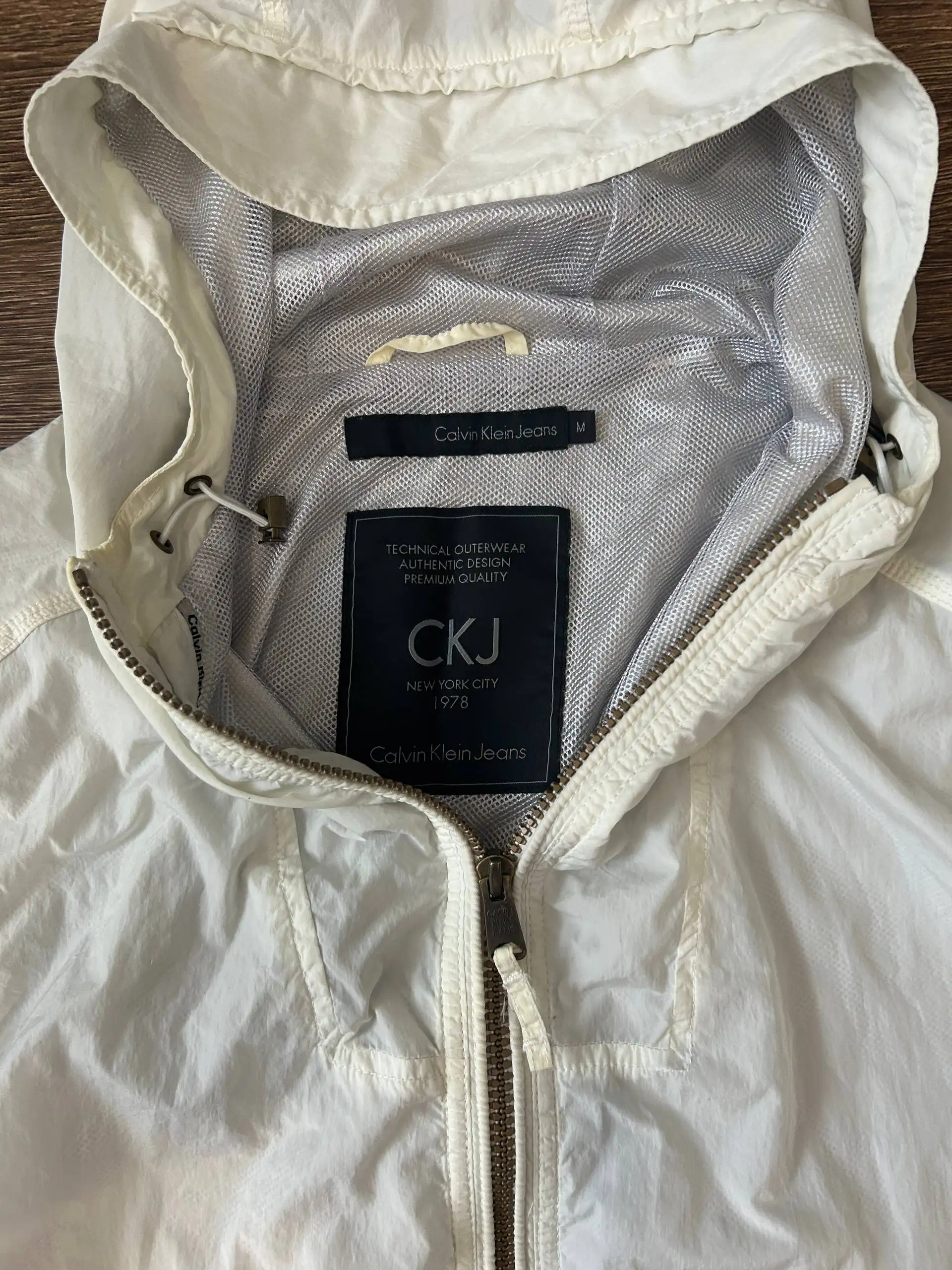 Ветровка Calvin Klein - размер M - Верхняя одежда (Одежда) в Астрахань
