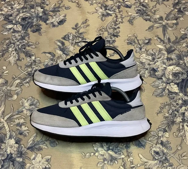 Кроссовки Adidas Sportswear Run 70S 43 размер - Брюки и лосины в Астрахань