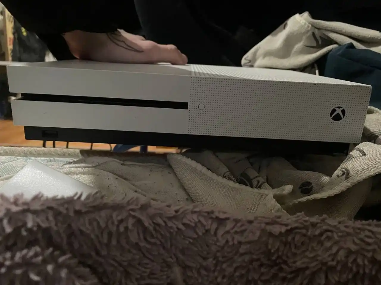 Продам Xbox One S в хорошем состоянии