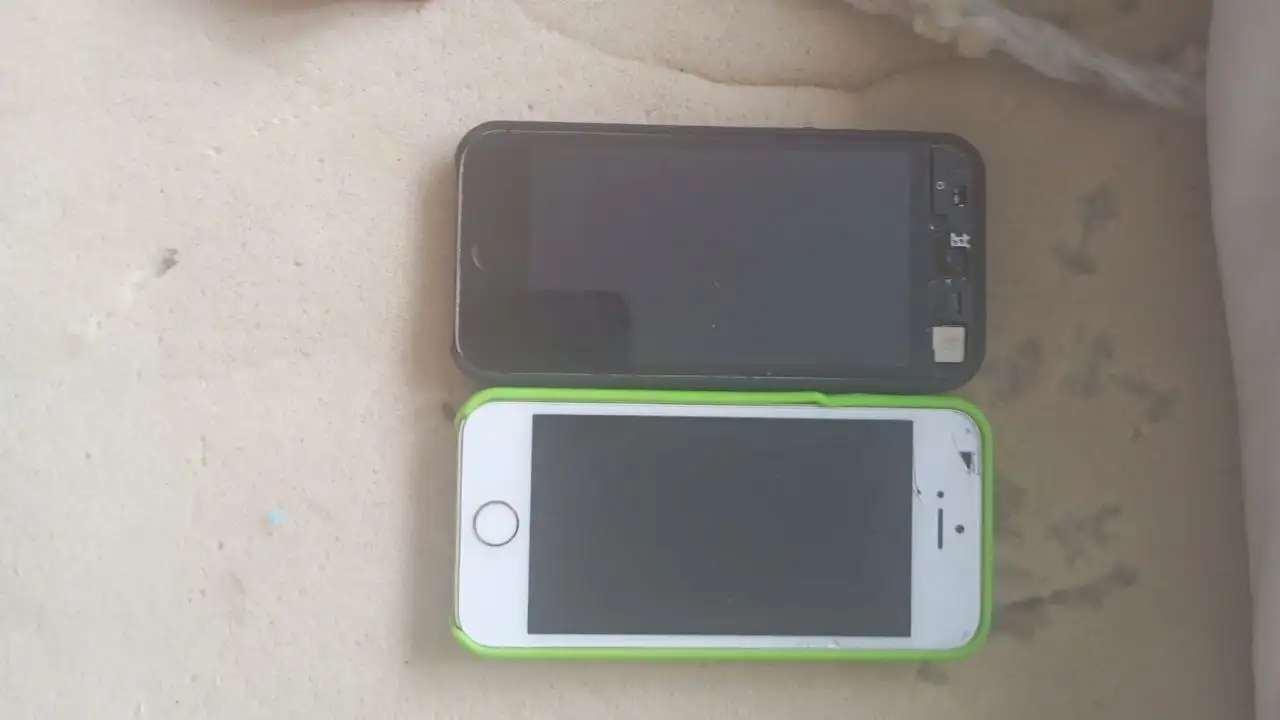 Продажа двух iPhone 5 16GB с битыми экранами - Смартфоны и телефоны (Электроника) в Самара