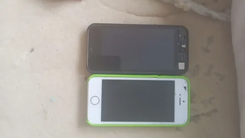 Продажа двух iPhone 5 16GB с битыми экранами - Электроника в Самара