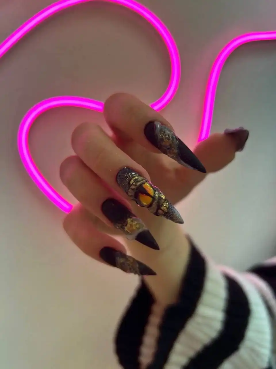 Услуги маникюра и наращивания ногтей