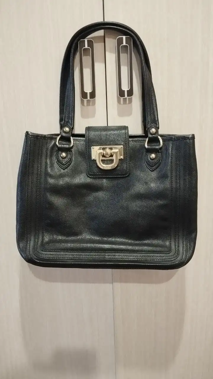 Черная сумка DKNY из натуральной кожи