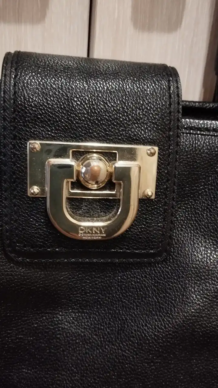 Черная сумка DKNY из натуральной кожи